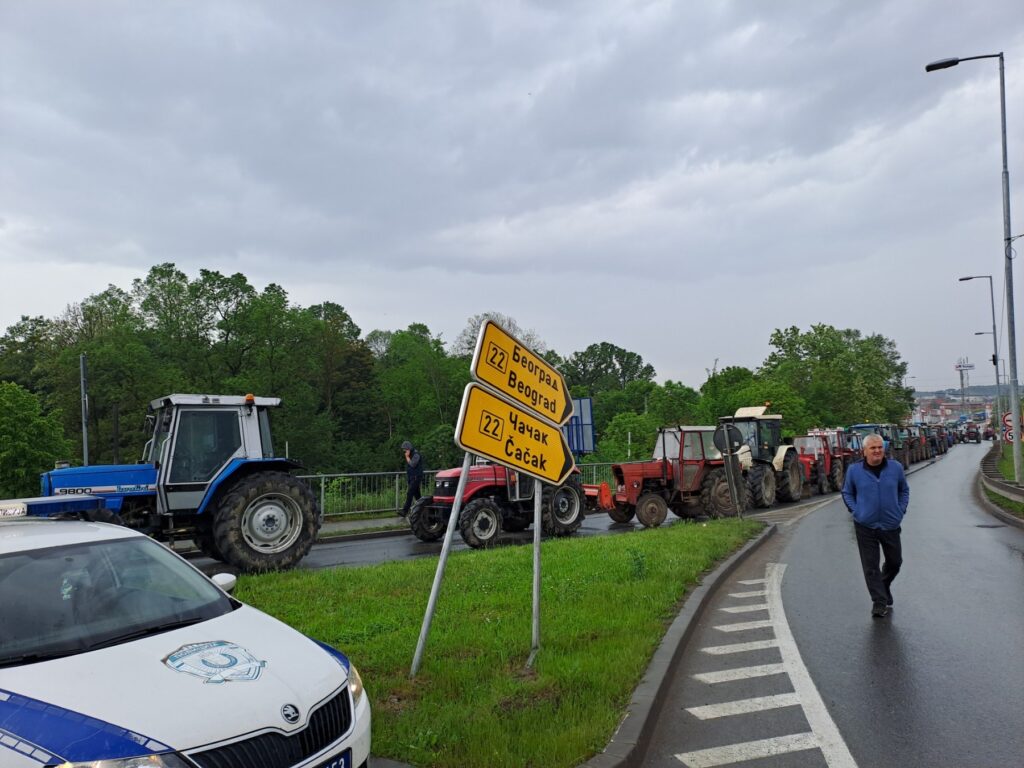 Protest poljoprivrednika kod Kraljeva, kraljevo, traktori, zemljoradnici