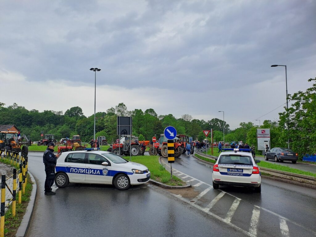 Protest poljoprivrednika kod Kraljeva, kraljevo, traktori, zemljoradnici