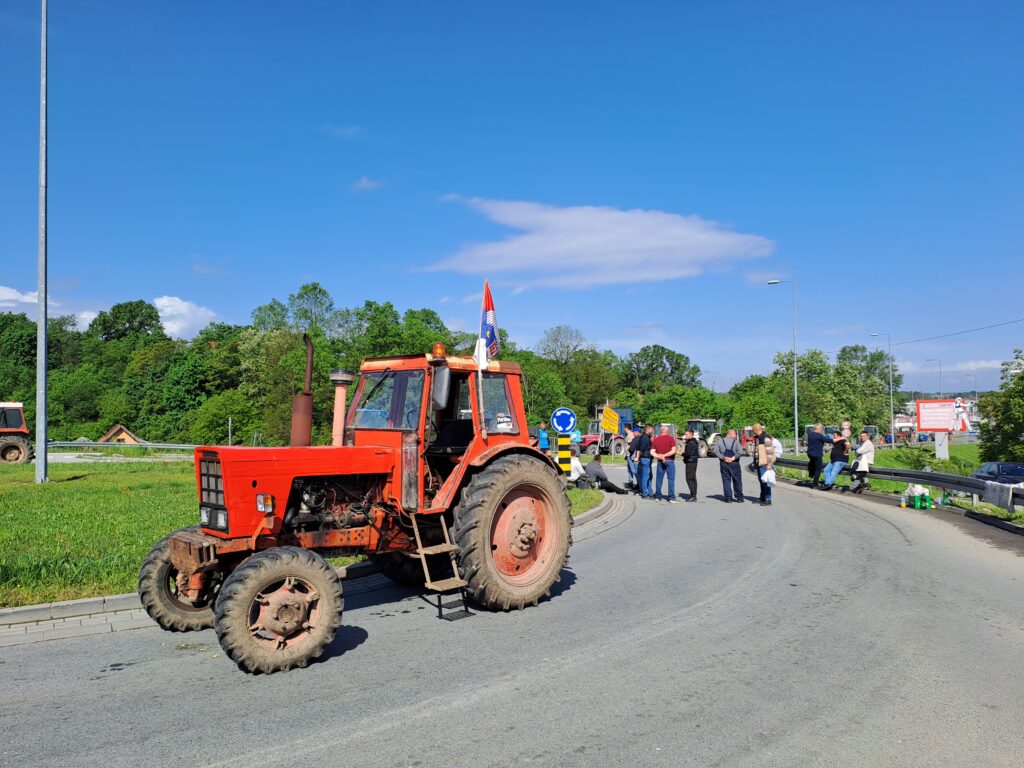 Blokada na raskrsnici kod Kraljeva - Drugi dan - Foto Nova.rs Poljoprivrednici kod Kraljeva ne odustaju od blokade
