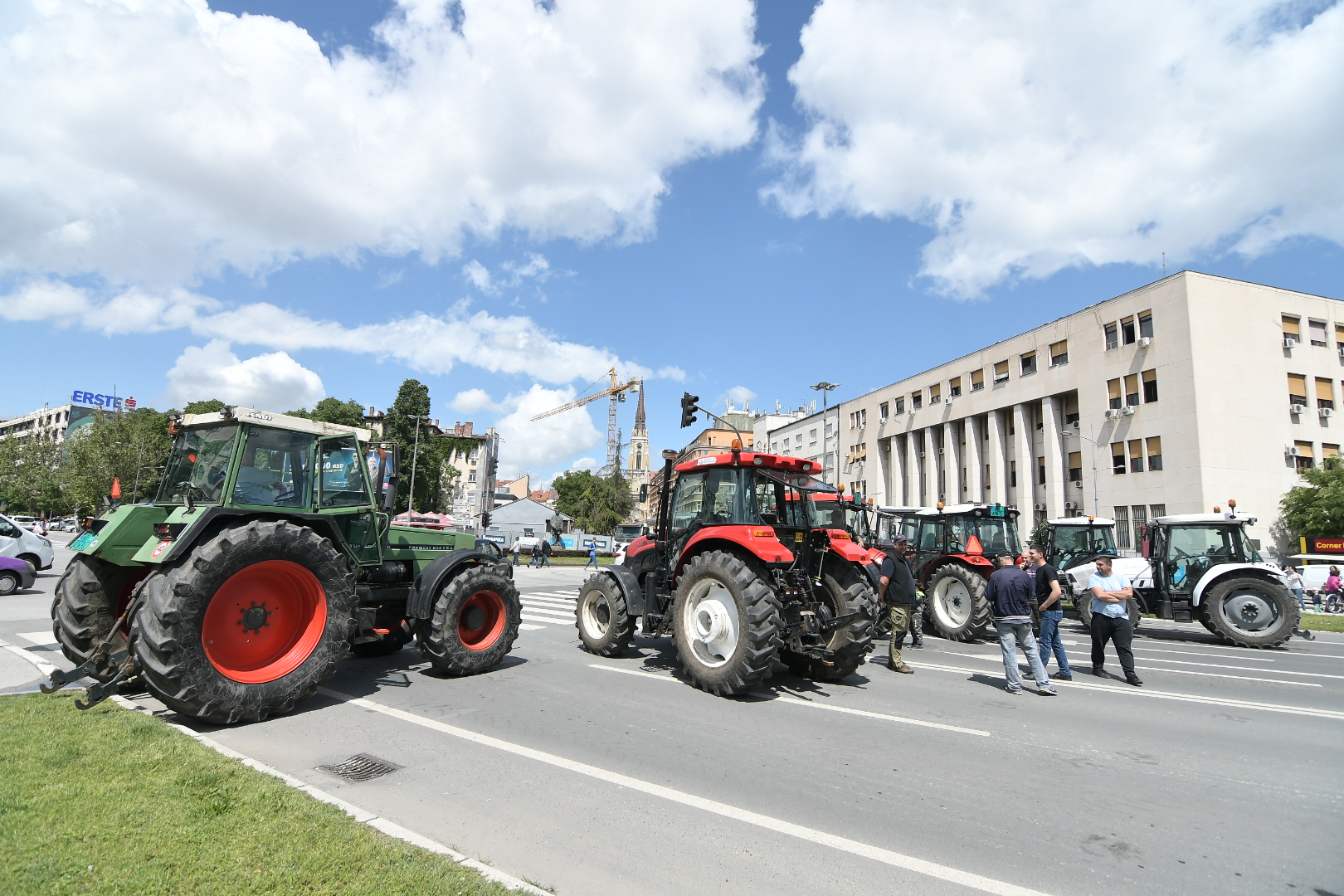 Novi Sad 17. maj 2023. Poljoprivrednici bkolada paori blokada ulice kod Banovine traktori Foto:Nenad Mihajlović/Nova.rs