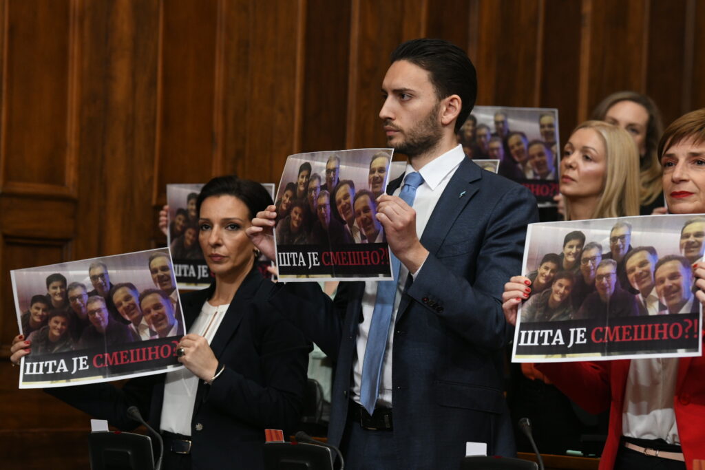 Beograd 18.05.2023. Opozicija, plakat, transparent, Šta je smešno. Sednica Narodne skupštine. Skupština Srbije, Narodna skupština Foto: Vesna Lalić/Nova.rs