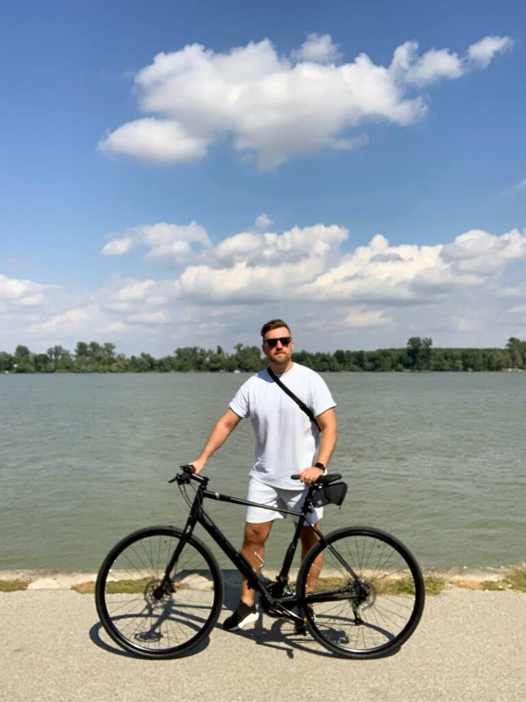 Čovek se zove Juri I rekao je da smemo da koristimo samo njegovo ime, bez prezimena.
On je autor fotografija.