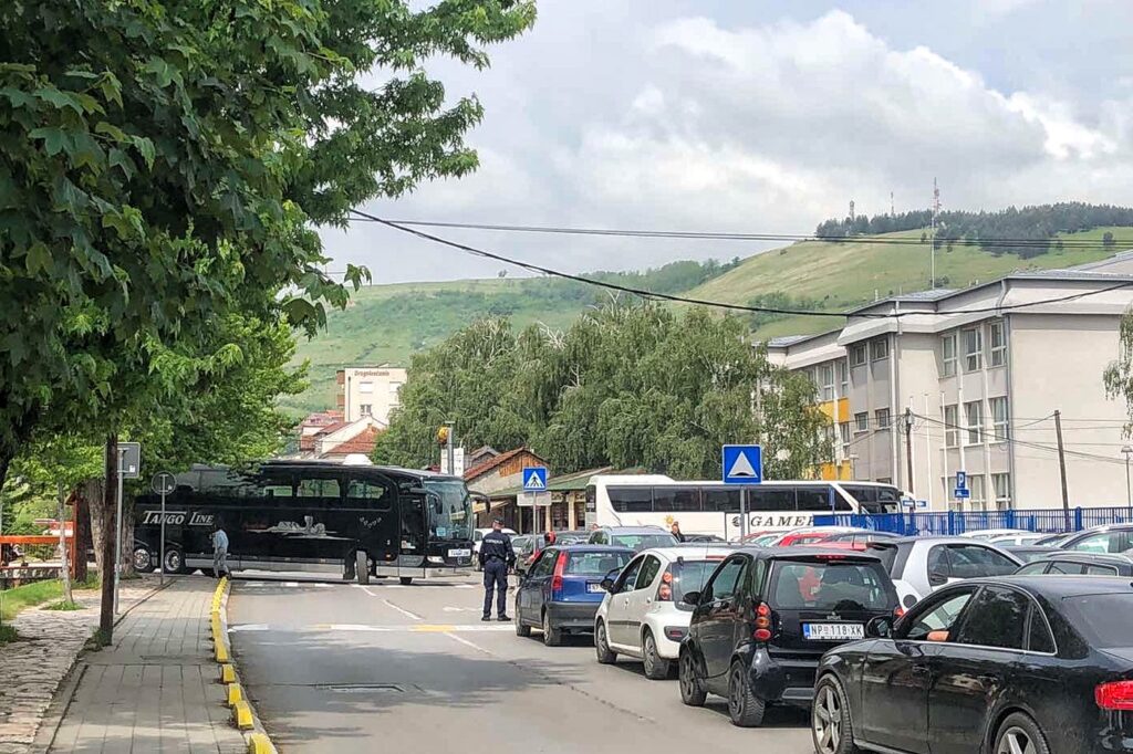 novi pazar U centru Novog Pazara ispred SD Pendik, parikrana su četiri autobusa, a građani se polako okupljaju kako bi krenuli na miting podrške Aleksandru Vučiću i Srpskoj naprednoj stranci.