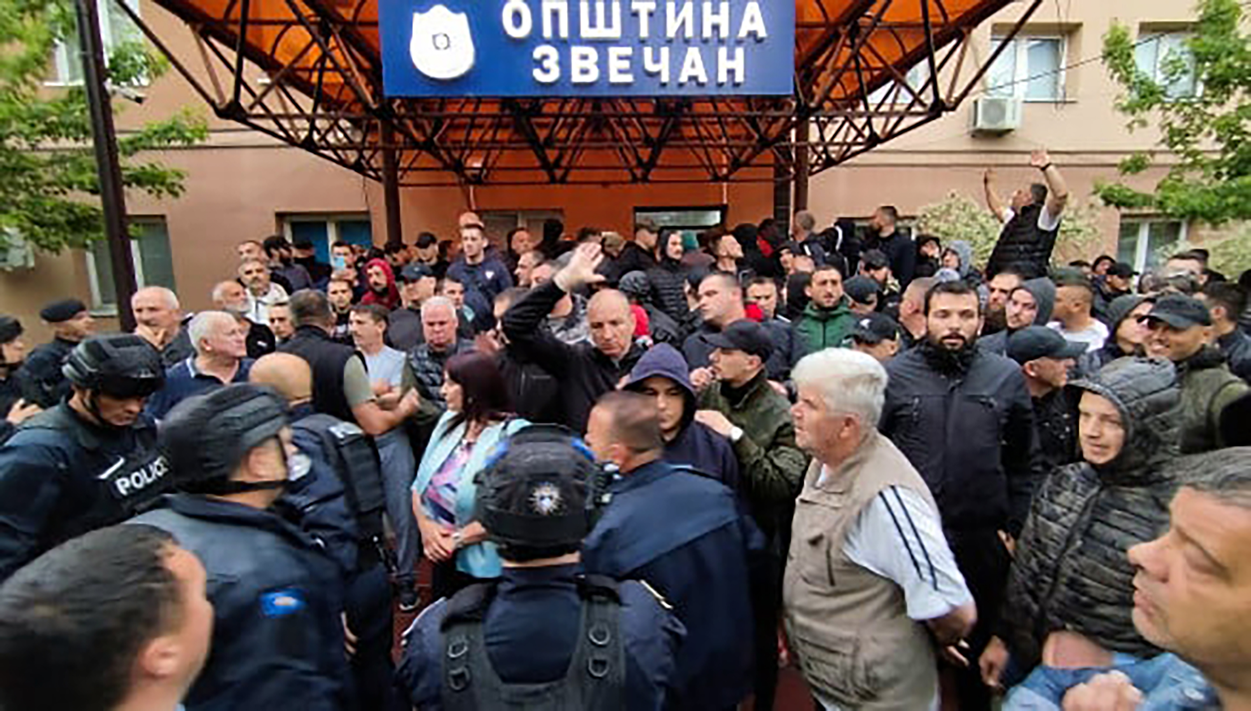 Srbi ispred zgrade opštine u Zvečanu copy