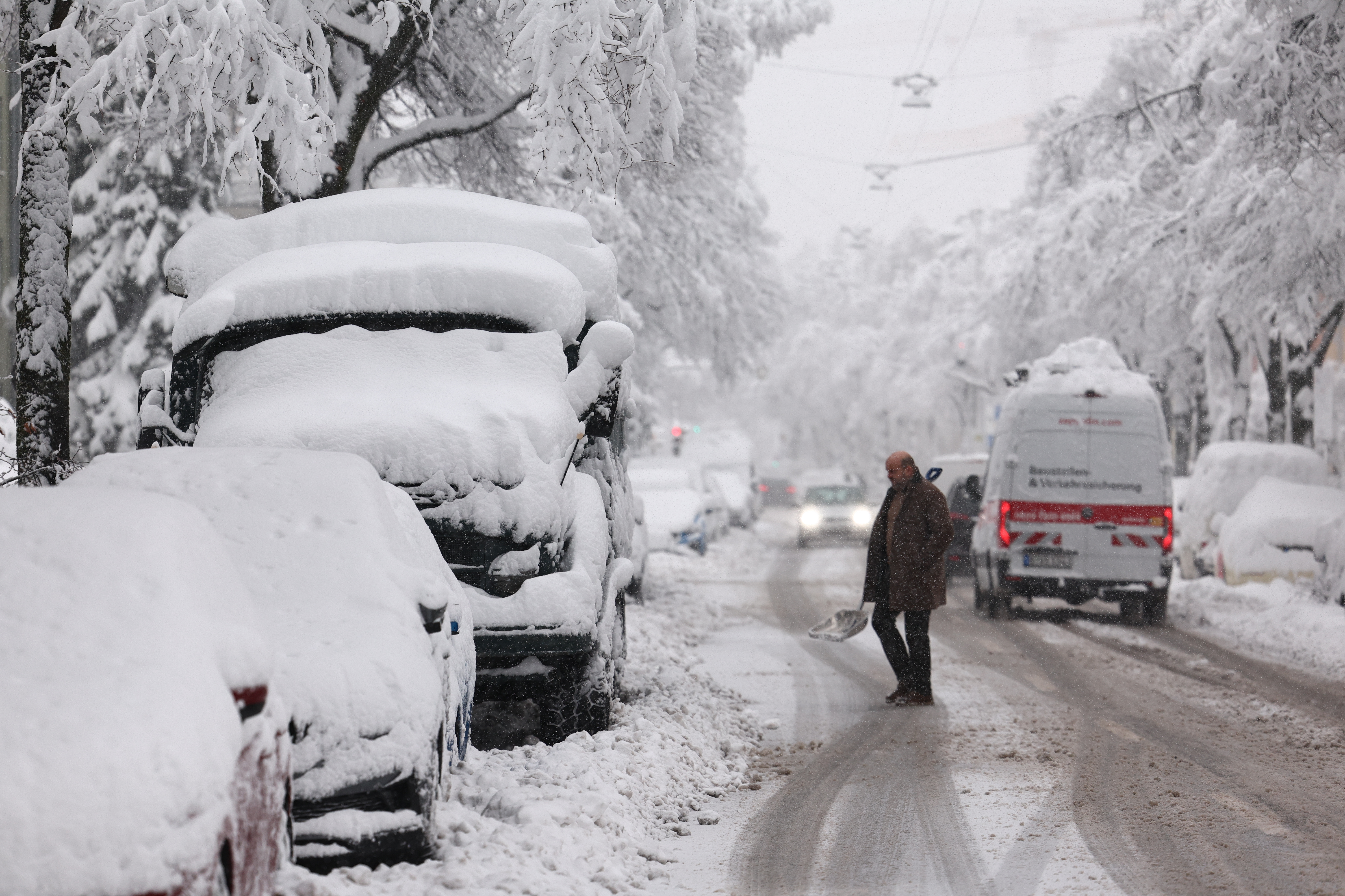 Heavy snowfall causes disruptions in southern Germany