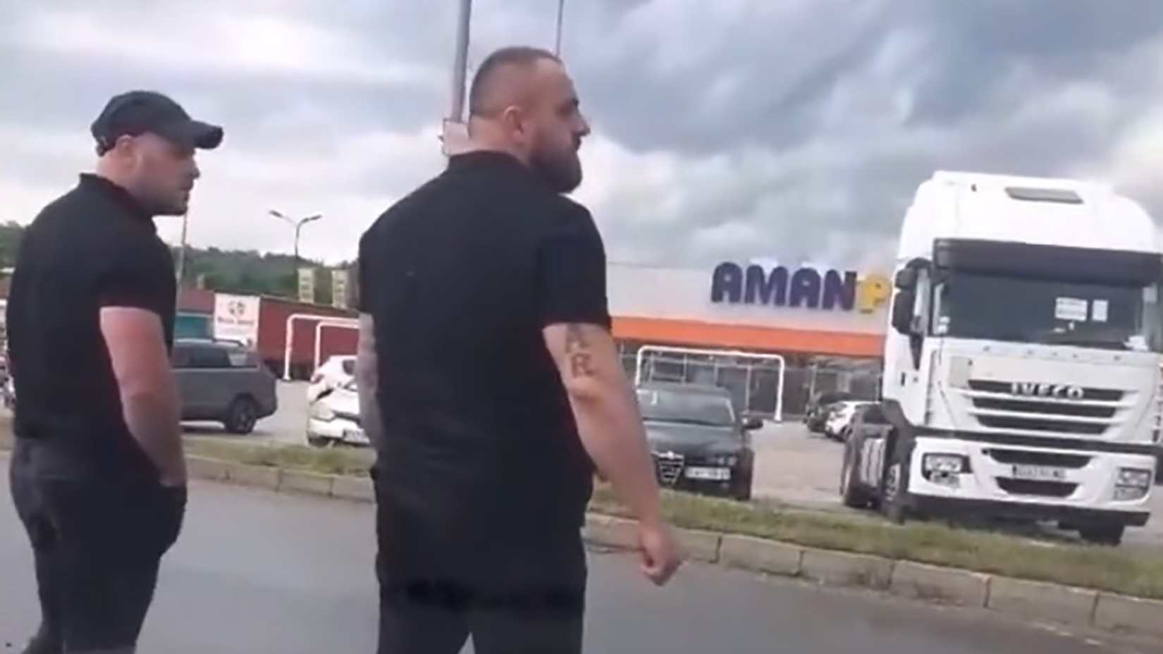 Nabildovani momci u crnom regulisali saobraćaj pa se slupali na auto-putu