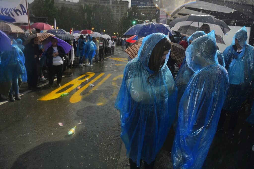 Beograd 26.05.2023. SNS, kontramiting, odlazak, ljudi odlaze, napuštanje mitinga Foto: Goran Srdanov/Nova.rs