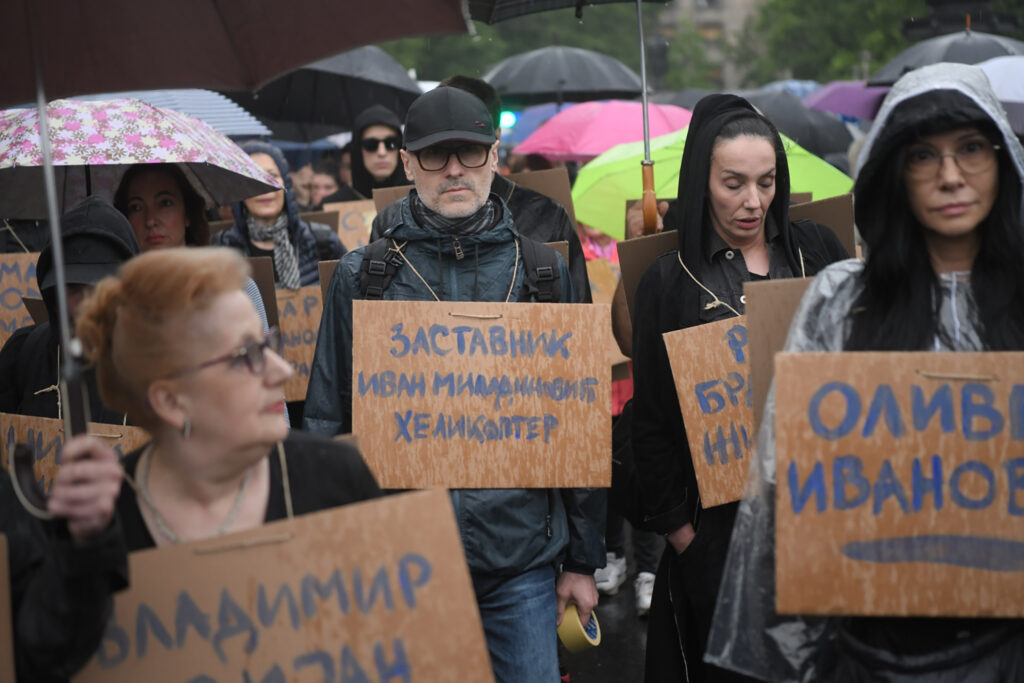 Beograd 27.05.2023. Protest protiv nasilja treci, glumci sa transparentima, imena zrtava stradalih