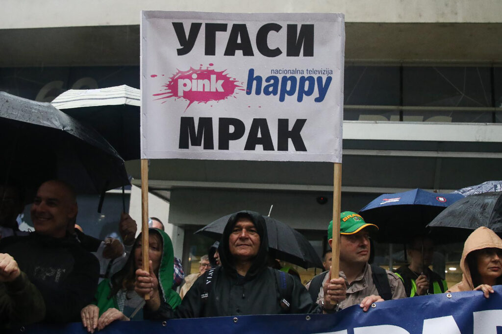 Mesto: Beograd
Datum: Sat May 27 21:10:36 CEST 2023
Dogadjaj: DRUŠTVO -  građanski protest "Srbija protiv nasilja" tokom kojeg je napravljen prsten oko RTS
Fotoreporter: Milica Vučković
Izvor: FoNet