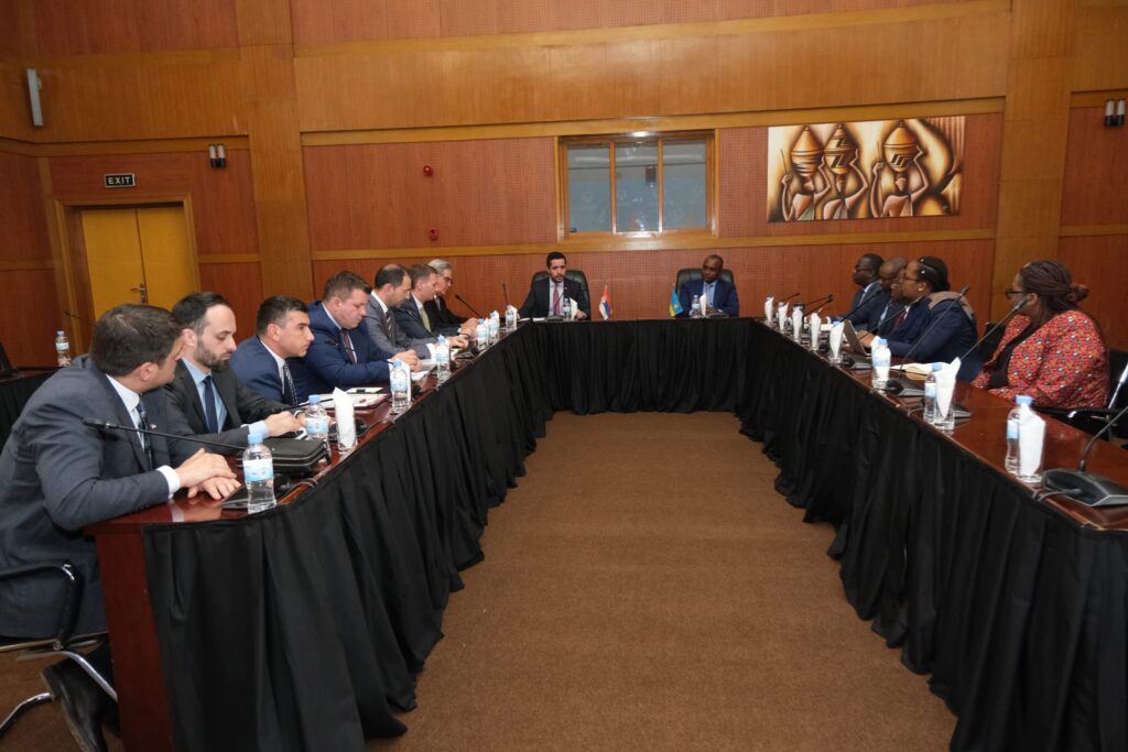 Ministar unutrašnje i spoljne trgovine Tomislav Momirović sastao se danas sa
predsednikom Vlade Republike Ruande Eduardom Ngirenteom u Kigaliju, čime je
započeo trodnevnu zvaničnu radnu posetu istočnoj Africi.