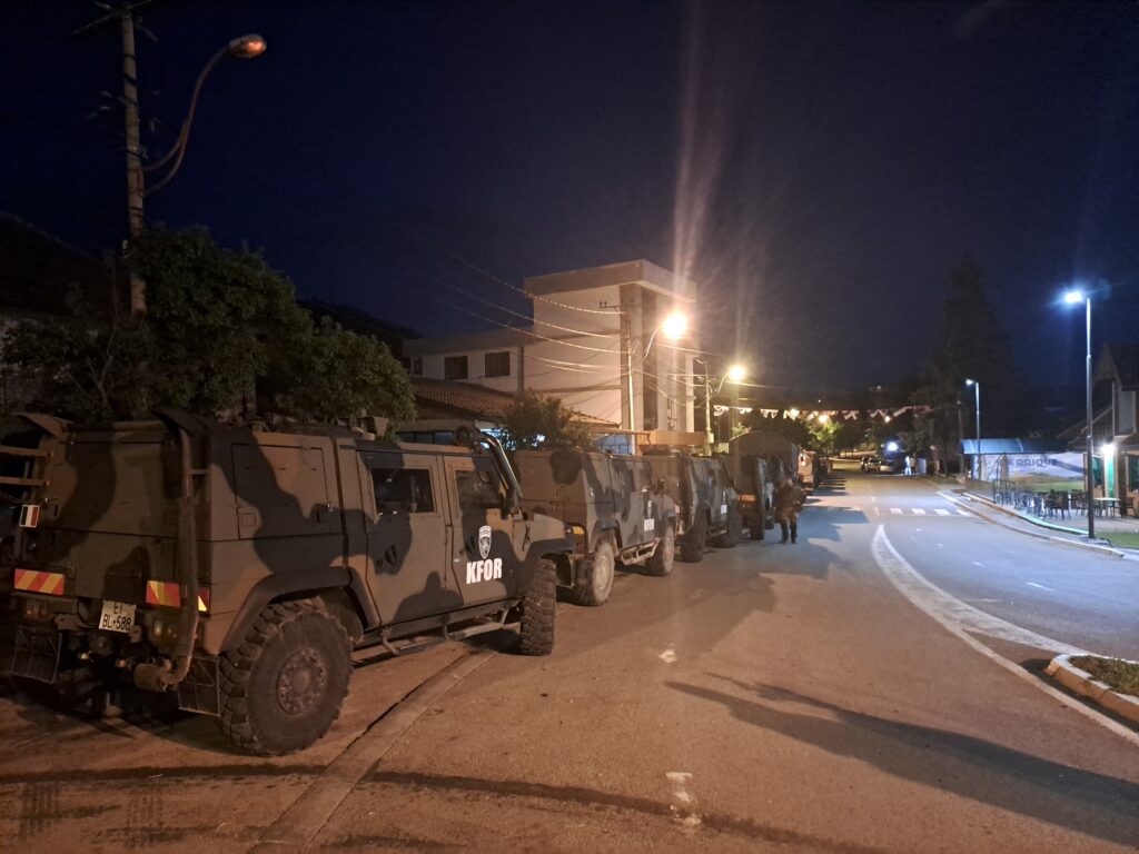 spred ulaska u Leposavić, na kružnom toku na putu ka Severnoj Mitrovici, stacionirane su nove snage KFOR.
