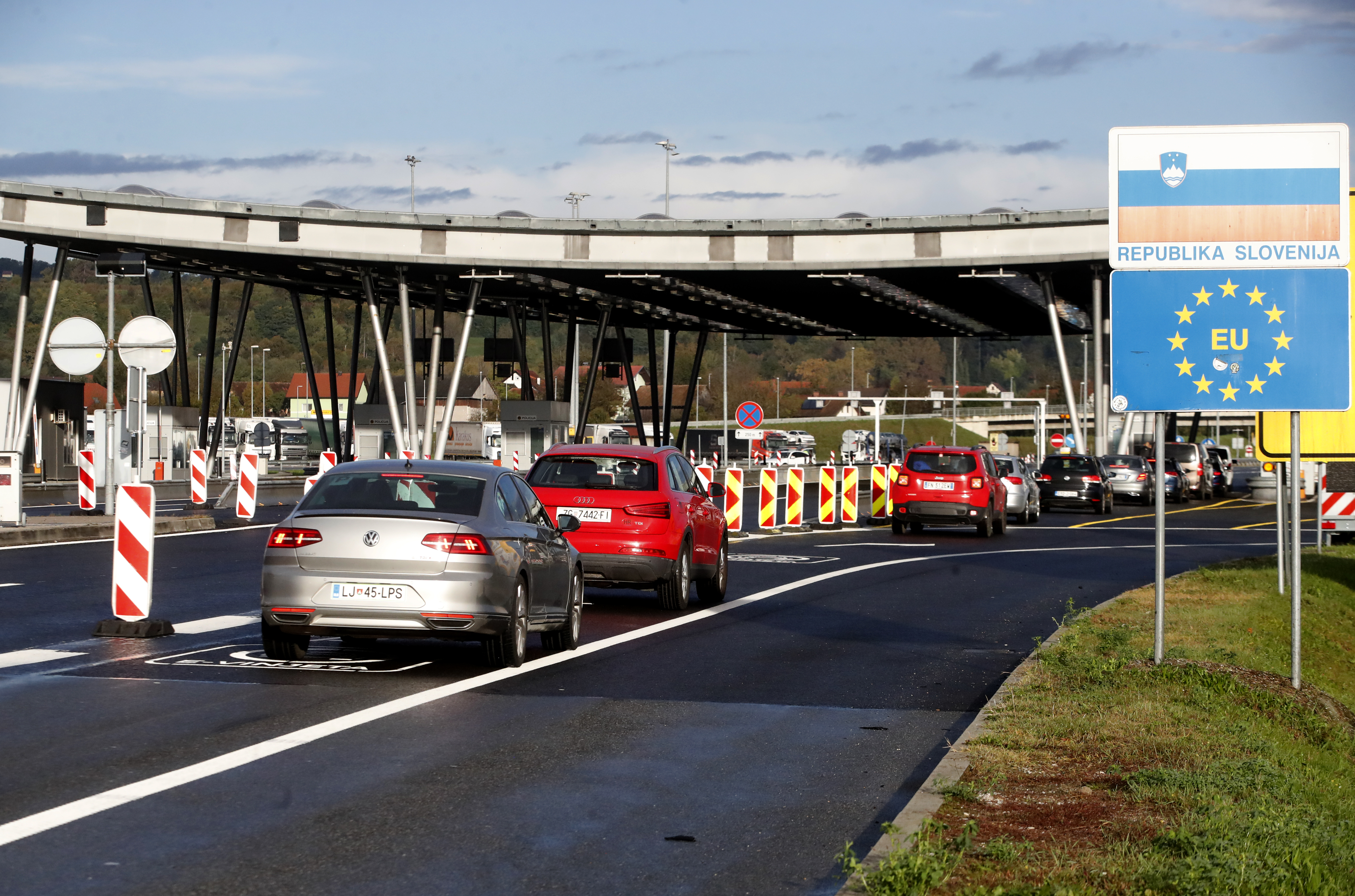 Slovenia tightens security at border with Croatia
