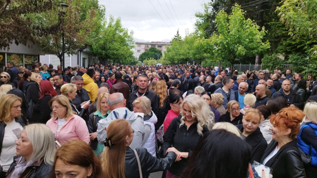 Zvečan, 31. maja 2023 - U jutarnjim časovima počelo je okupljanje građana ispred opštine u Zvečanu. FOTO TANJUG/ STR/bs