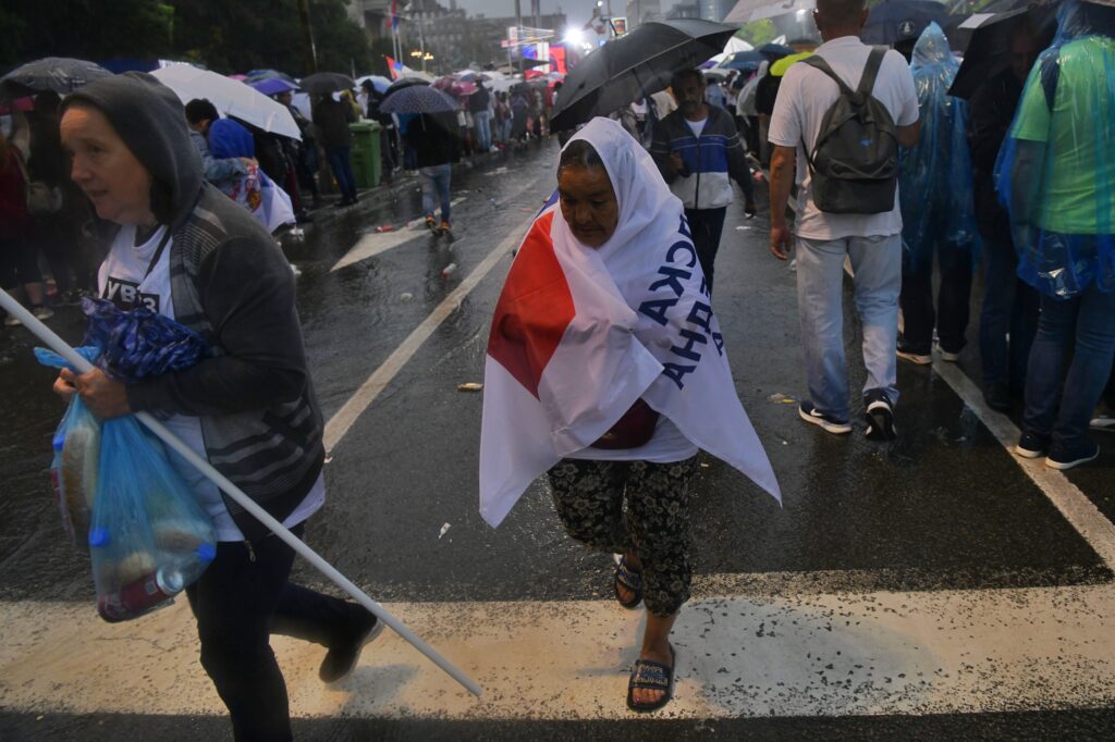 Beograd 26.05.2023. SNS, kontramiting, odlazak, ljudi odlaze, napuštanje mitinga Foto: Goran Srdanov/Nova.rs