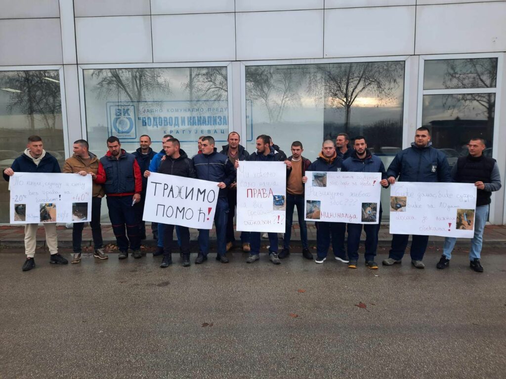 Kragujeavac protest radnika kragujevačkog Vodovoda koji već godinama rade kao "iznajmljeni" radnici preko agencije.