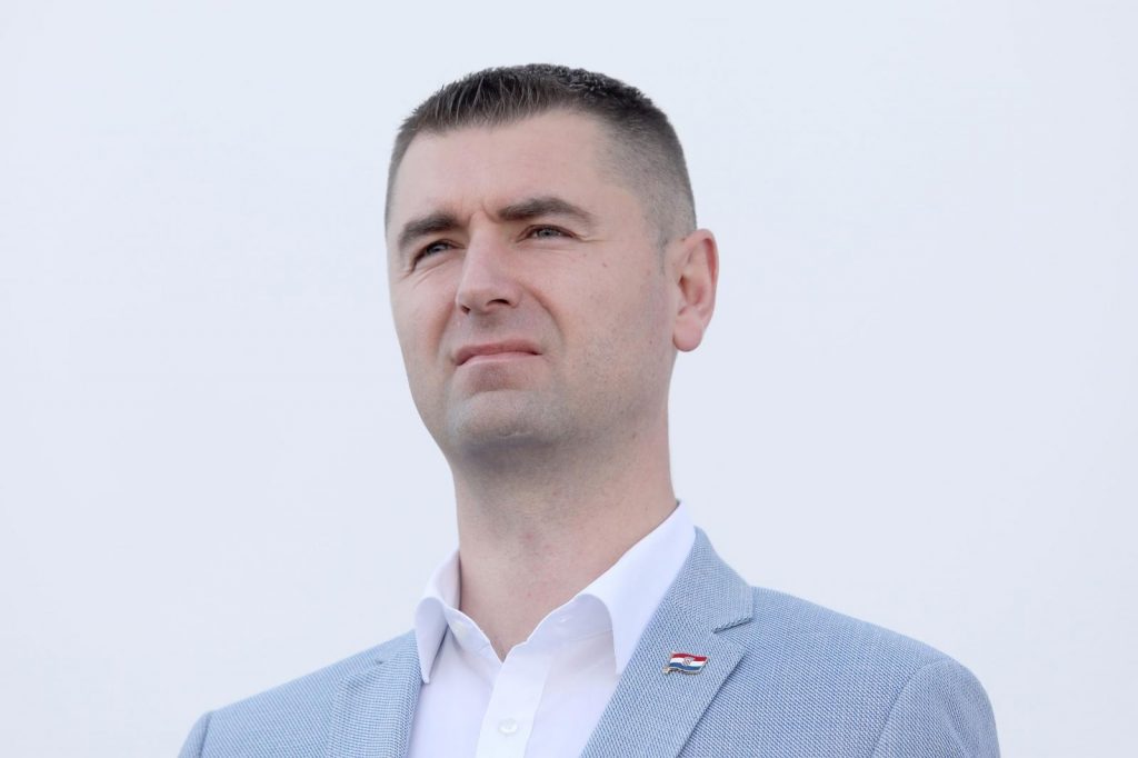 05.05.2021., Zagreb - Konferenciju za medije na temu mjera ocuvanja radnih mjesta u Zagrebu odrzao je u Sesvetama Davor Filipovic, kandidat HDZ-HSLS-HSU-a za gradonacelnika Grada Zagreba. Photo: Patrik Macek/PIXSELL