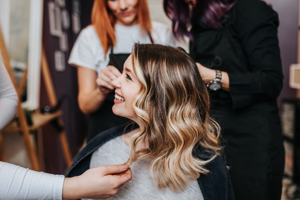 Žena, devojka, frizer, frizerski salon, boja kose Foto: Shutterstock