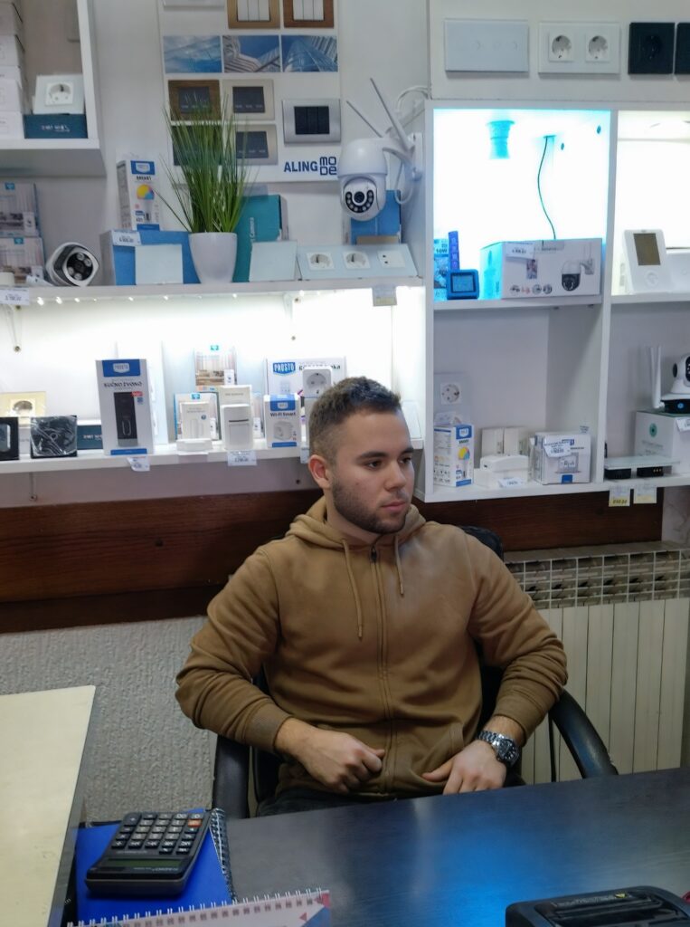 ovo je za tekst o dečku koji ima 20 godina i svoju firmu, pa mi pls spojite nešto