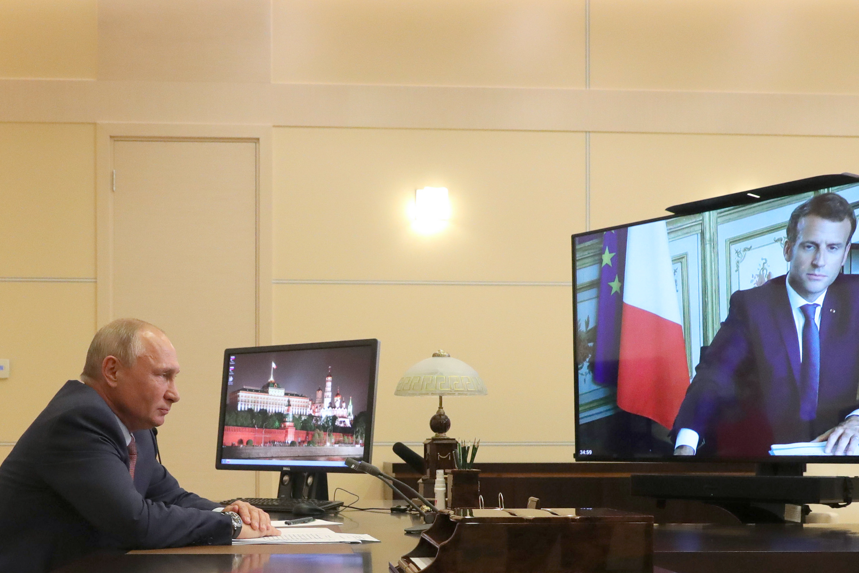 Putin i Makron Russian President Putin holds video conference meeting with French counterpart Macron