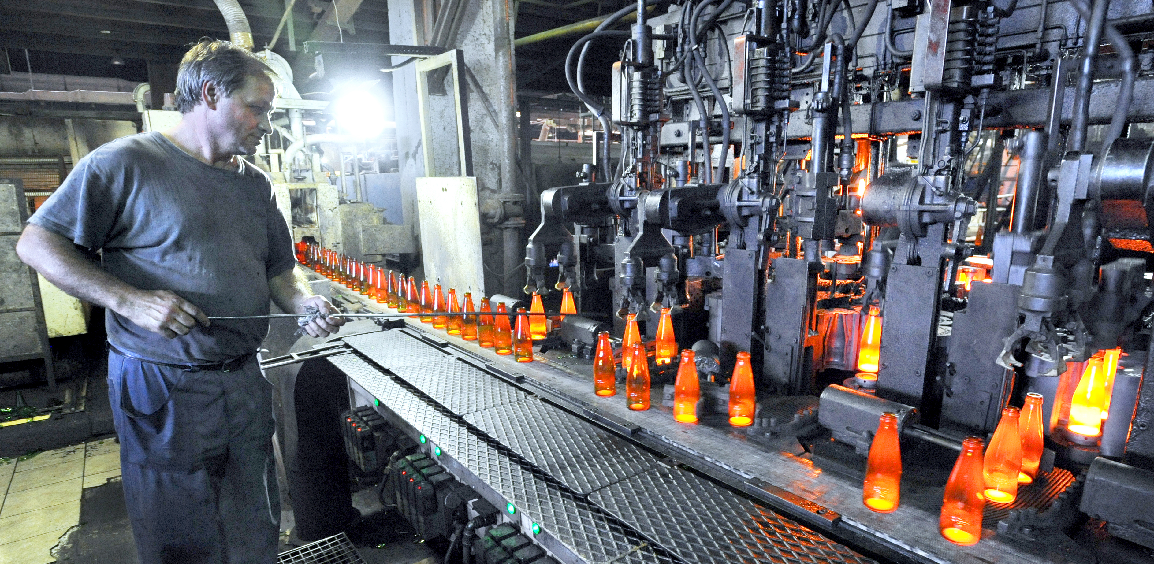 Paracin,,Serbia,-,Circa,August,2010:,Unidentified,Worker,Produces,Bottles