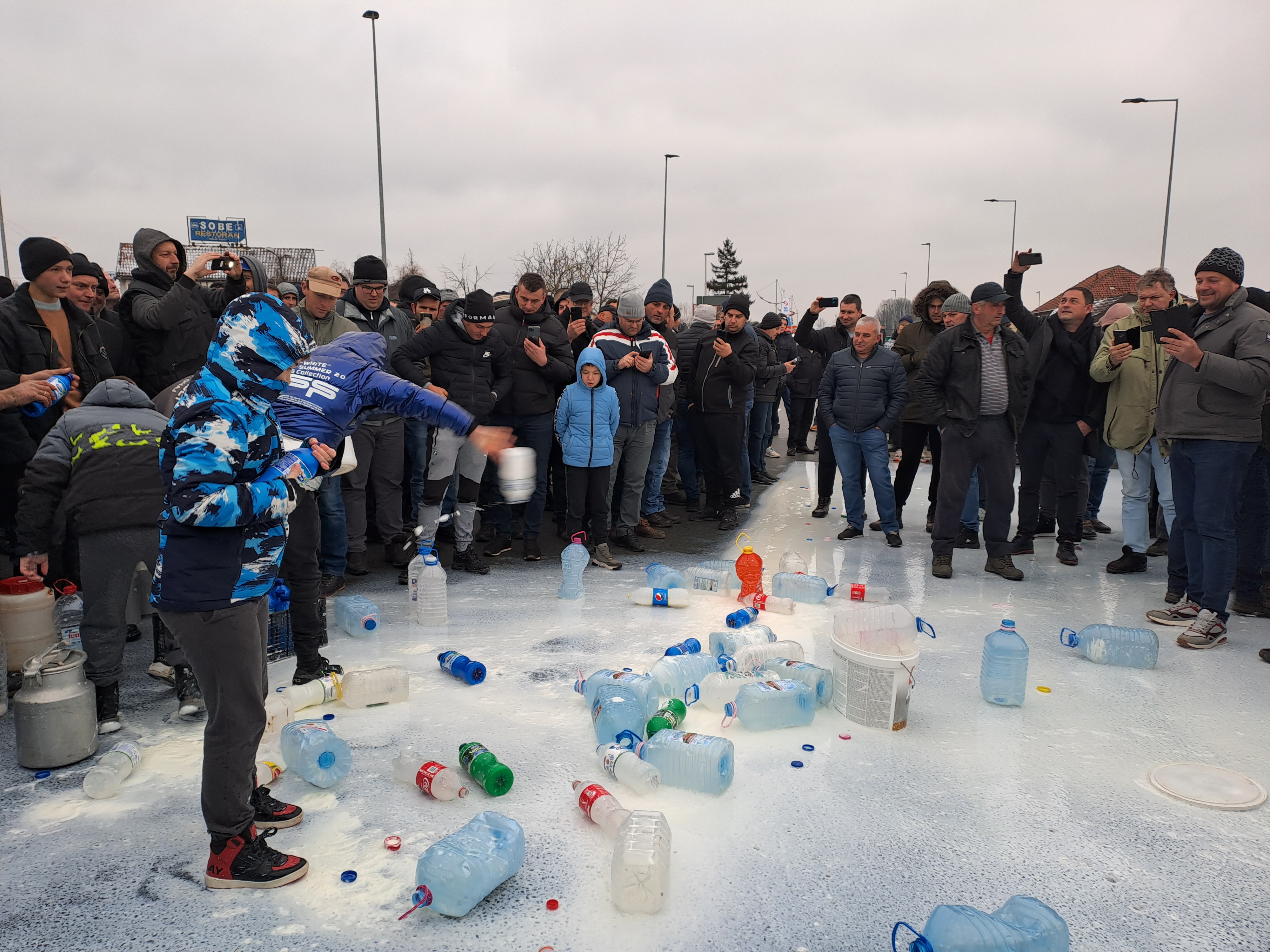Stočari blokirali magistralu u Mrčajevcima i prosuli mleko protest