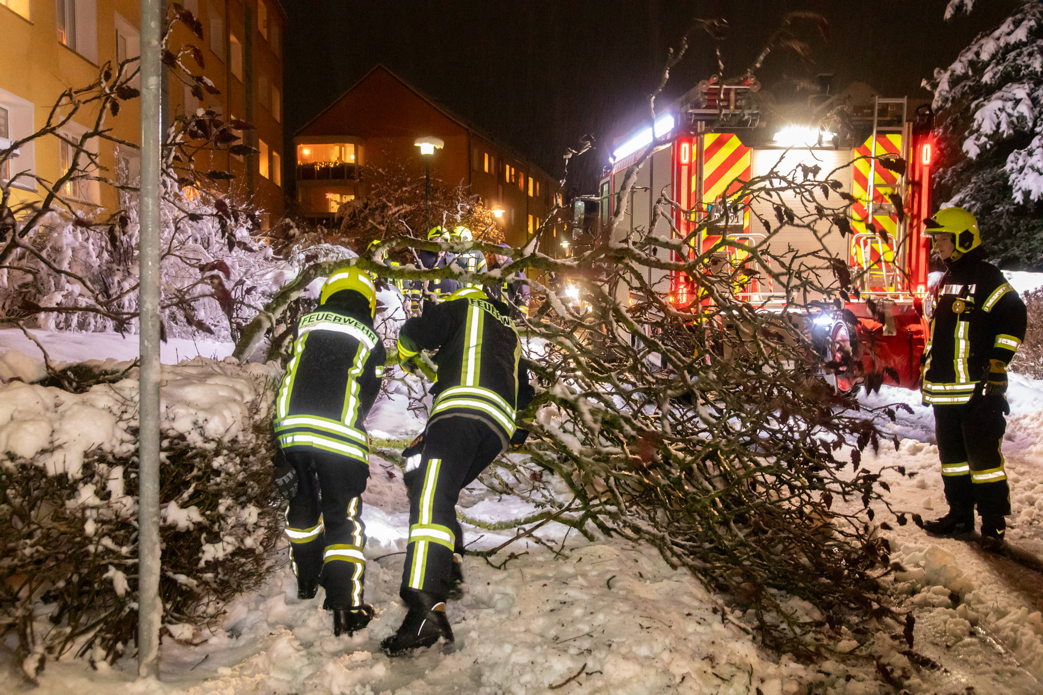 231223Wetterchaos News ID: EN 2023-12-23 Wetterkapriolen im Erzgebirge: Zahlreiche Feuerwehren im Dauereinsatz – Bahnver