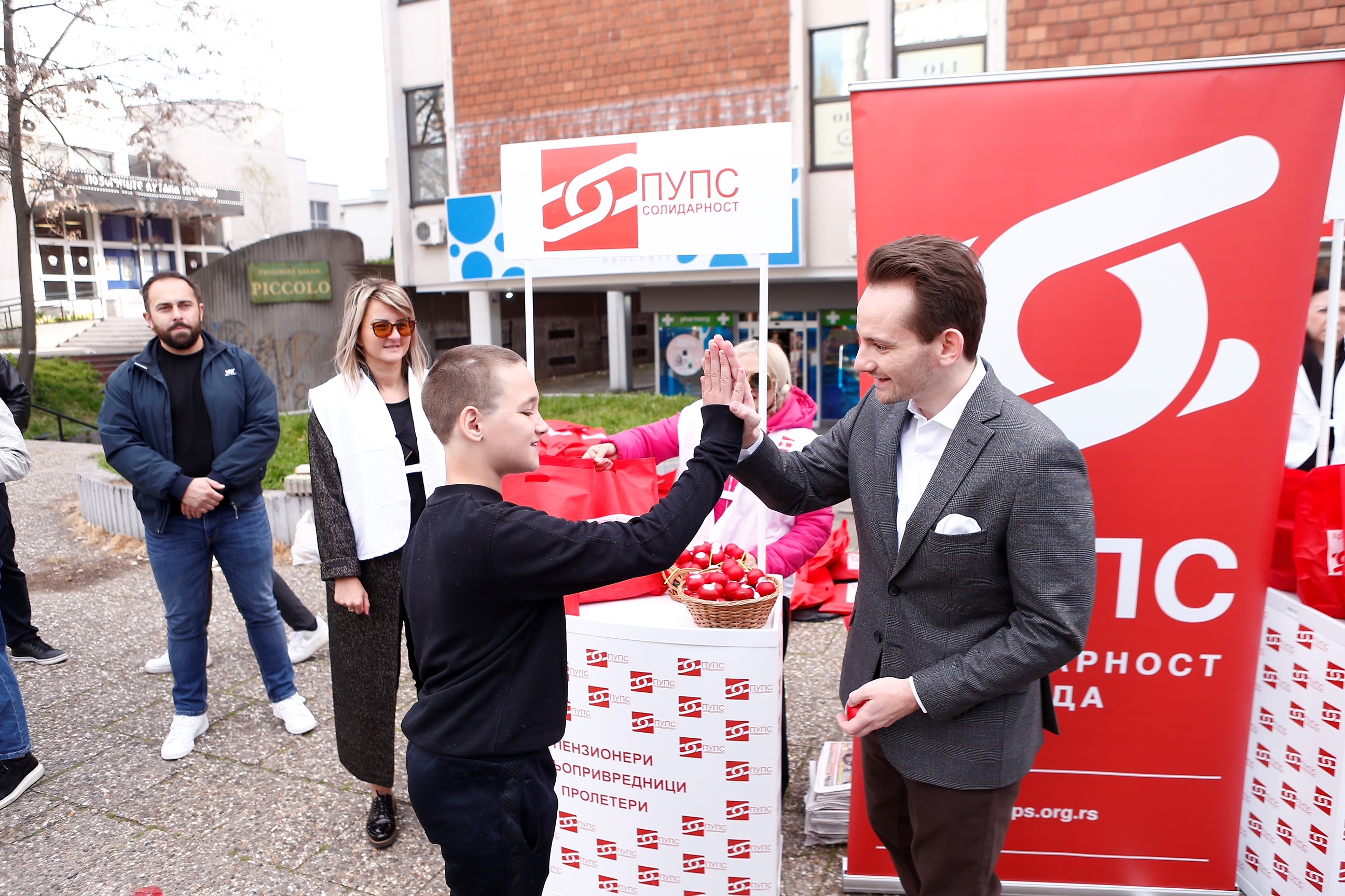 _HIM9167 НАСЛОВНА ФОТО ПУПС