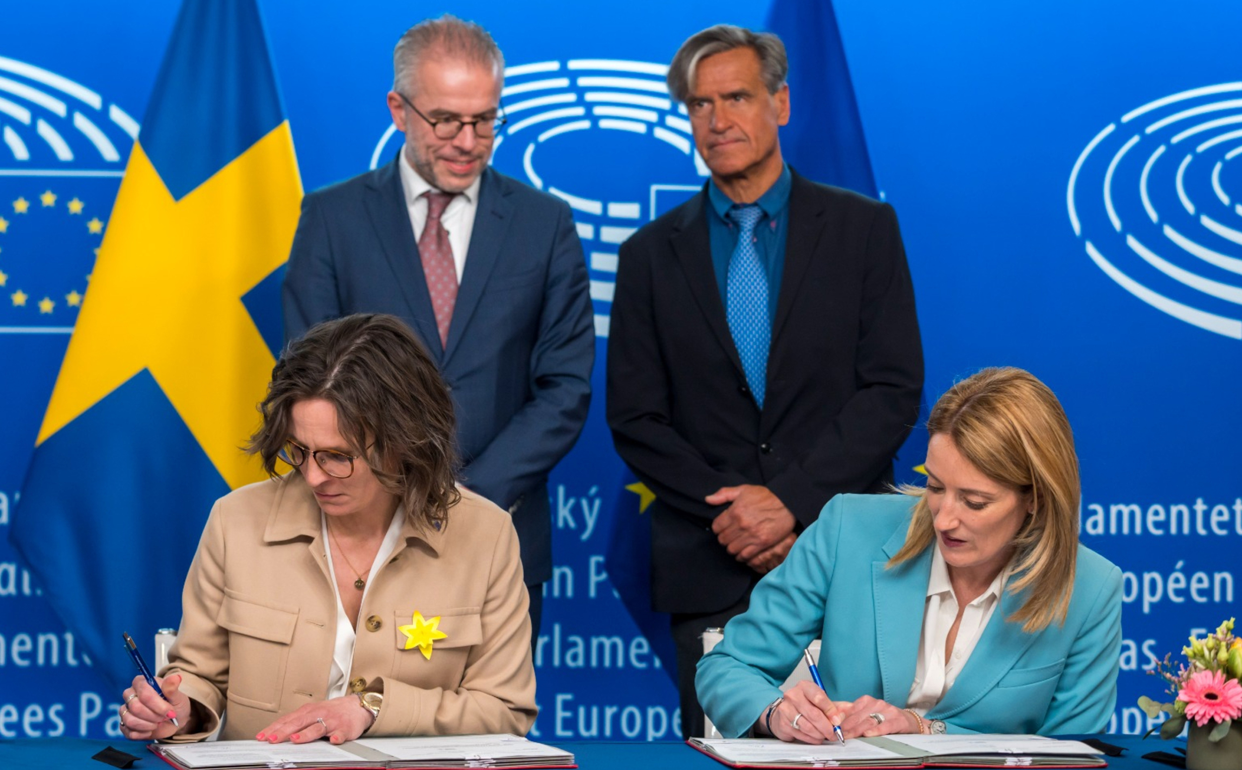 FuFIQo5XoAEfWx1 copy