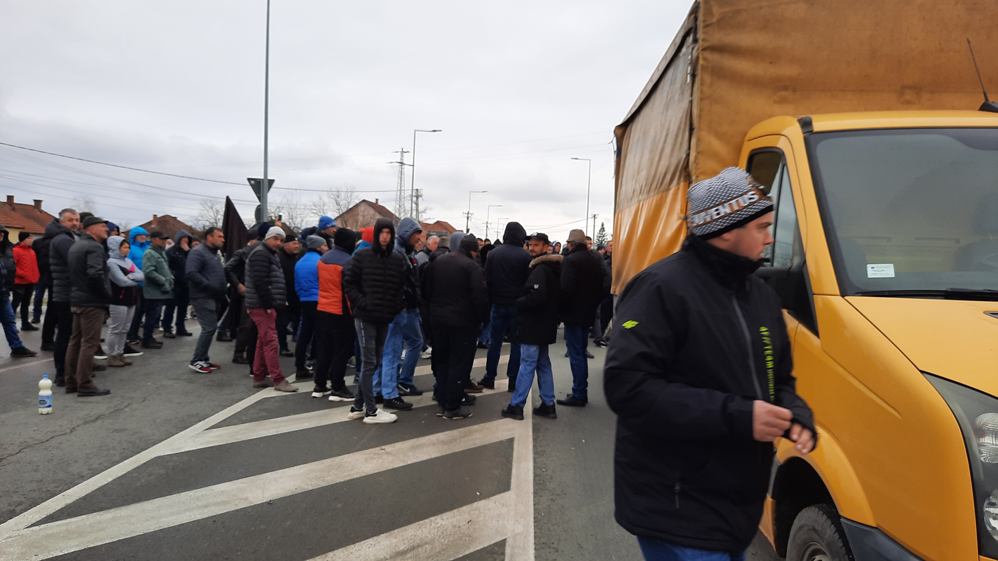 Proizvođači mleka iz Čačka, Kraljeva, Knića i drugih mesta blokirali su danas Ibarsku magistralu u Mrčajevcima, mlekari , blokade, protest