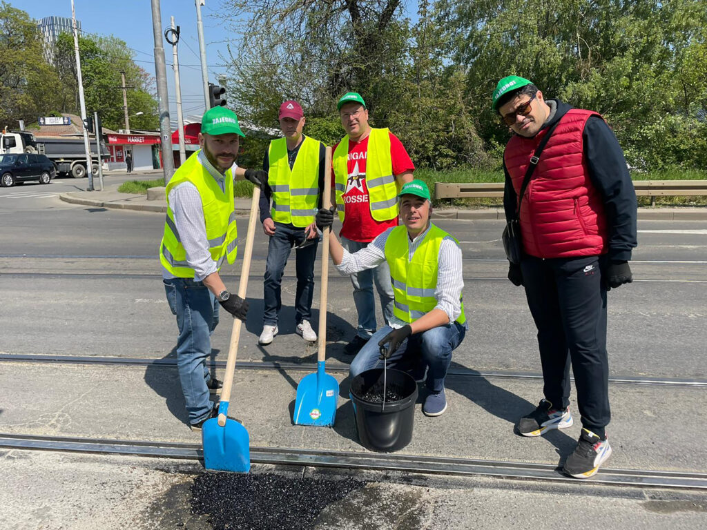 Đorđe Djordje Miketić , betonirane, zatvorene,  zakrpljene rupe na putu