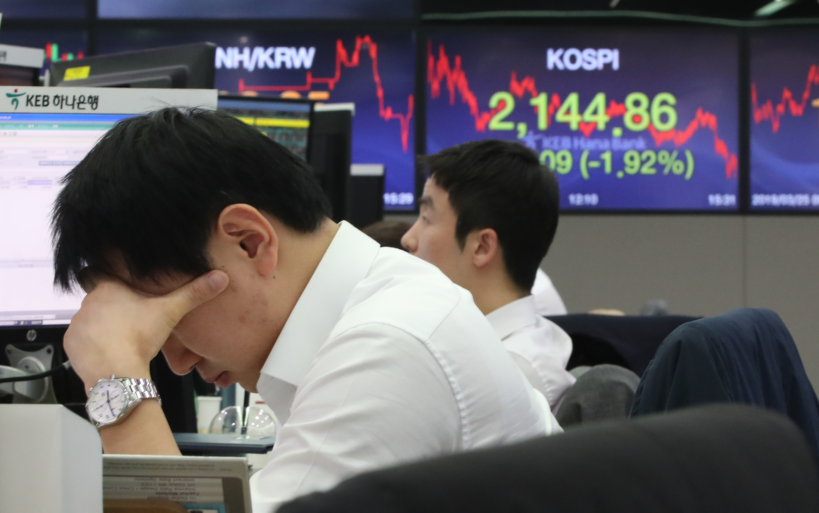 Stock market tumbles on fears of recession