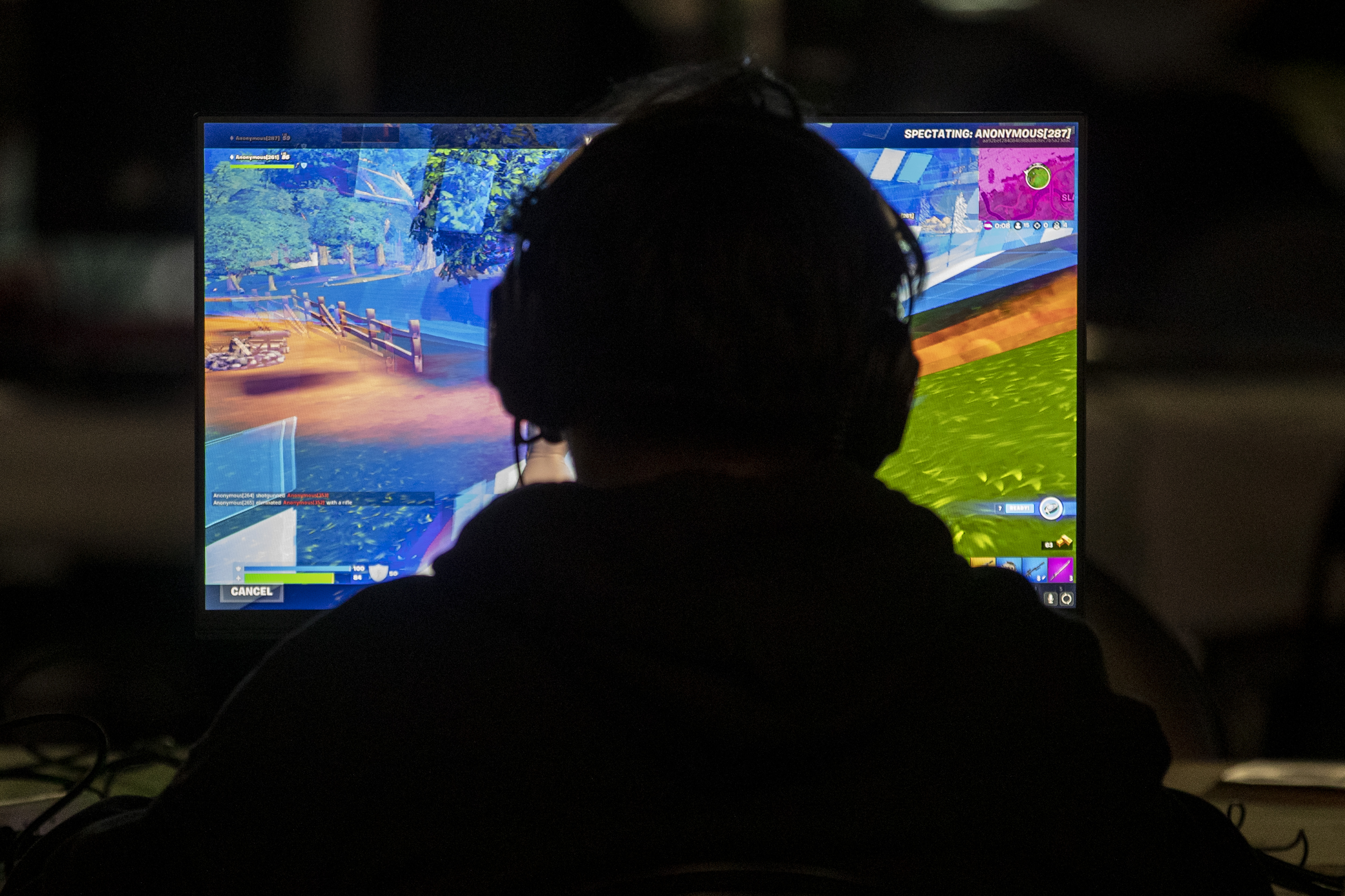 epa10567029 A player watches the Open on the Epic Game's 'Fortnite' with a cash price of 25,0000 US dollar for the winner, during the DreamHack Gaming Festival in San Diego, California, USA, 09 April 2023.  EPA-EFE/ETIENNE LAURENT
