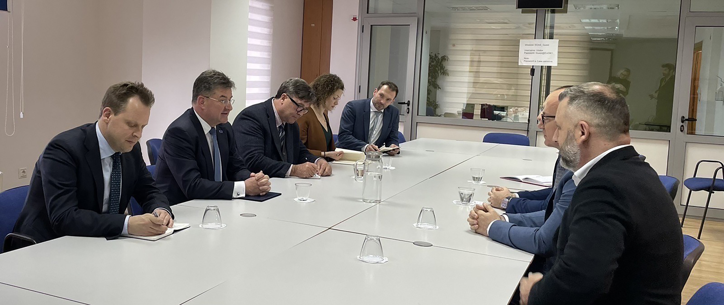 Priština, 10. marta 2023.- Specijalni predstavnik Evropske unije za dijalog Beograda i Prištine Miroslav Lajčak sastao se tokom posete Kosovu i Metohiji i sa predstavnicima Srpske liste. FOTO TANJUG/ DOPISNIK KiM, fotografija niske rezolucije/ nr