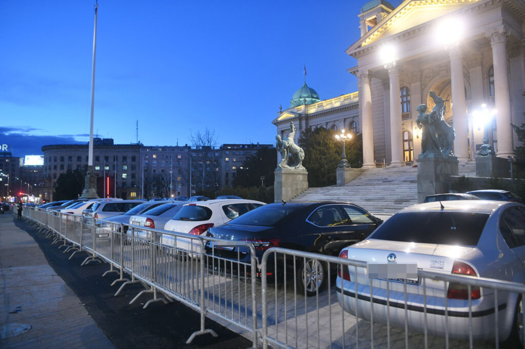 Beograd 10.03.2023 glavni odbor sns 
Narodna skupština Republike Srbije, automobili, parking, ispred skupstine