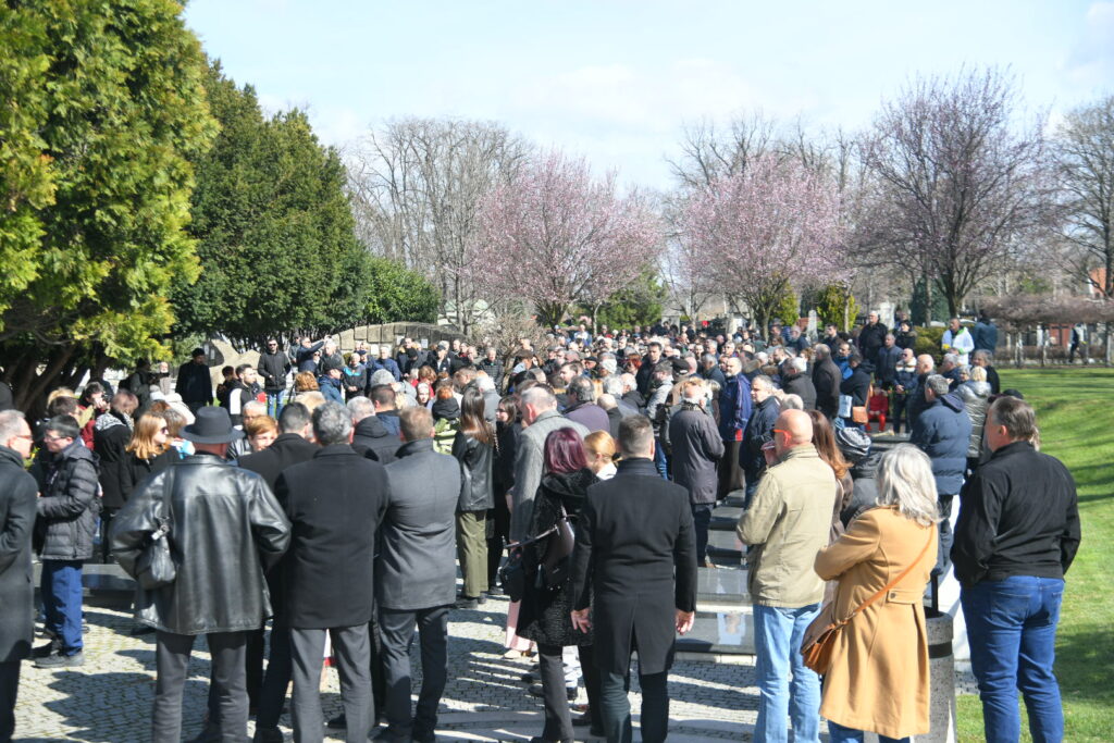 Beograd 12. mart 2023. Šetnja za Zorana, obeležavanje dvadeset godina od smrti ubistva premijera Zorana Djindjica  novo groblje, polaganje cveca  Foto:Nemanja Jovanović/Nova.rs