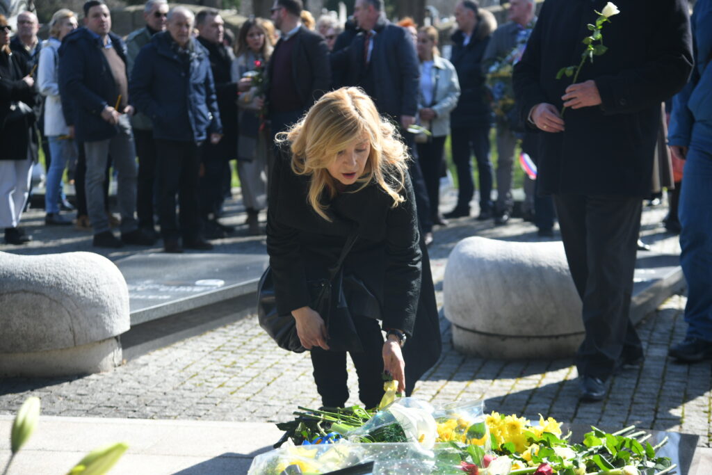 Beograd 12. mart 2023. Šetnja za Zorana, obeležavanje dvadeset godina od smrti ubistva premijera Zorana Djindjica  novo groblje, polaganje cveca  Foto:Nemanja Jovanović/Nova.rs