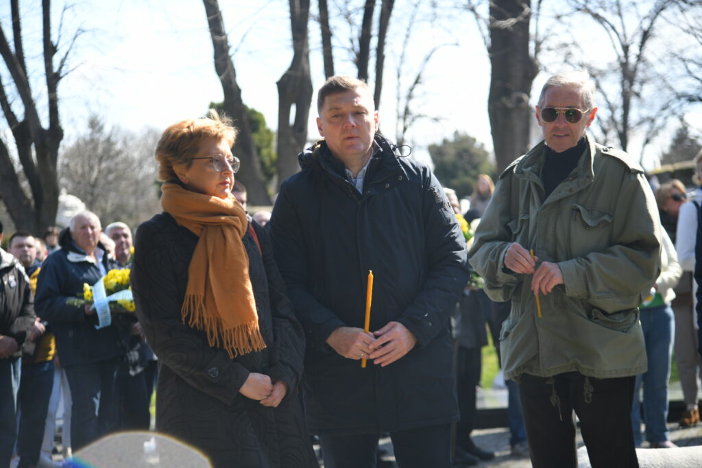 Beograd 12. mart 2023. Šetnja za Zorana, obeležavanje dvadeset godina od smrti ubistva premijera Zorana Djindjica  novo groblje, polaganje cveca  Foto:Nemanja Jovanović/Nova.rs