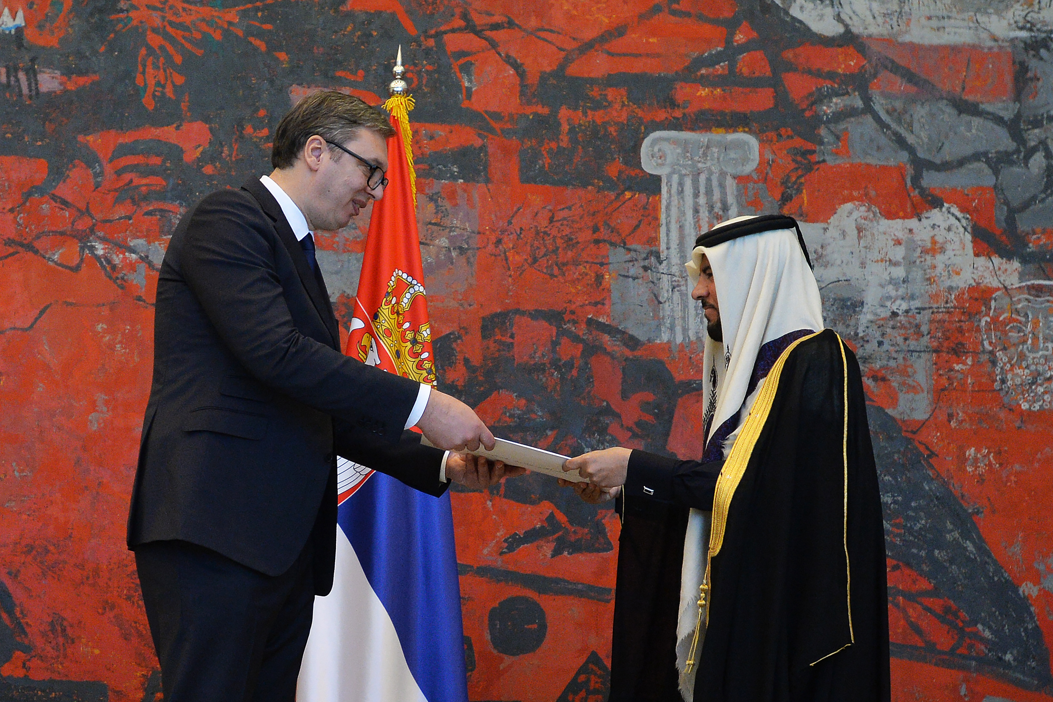 Beograd, 4. oktobra 2021.-Predsednik Srbije Aleksandar Vucic i ambasador Katara u Srbiji Faris Roumi M.S. Al-Naimi. Predsednik Srbije Aleksandar Vucic prima danas akreditivna pisma ambasadora Svedske, Katara i Austrije. FOTO TANJUG/ ZORAN ZESTIC/ nr