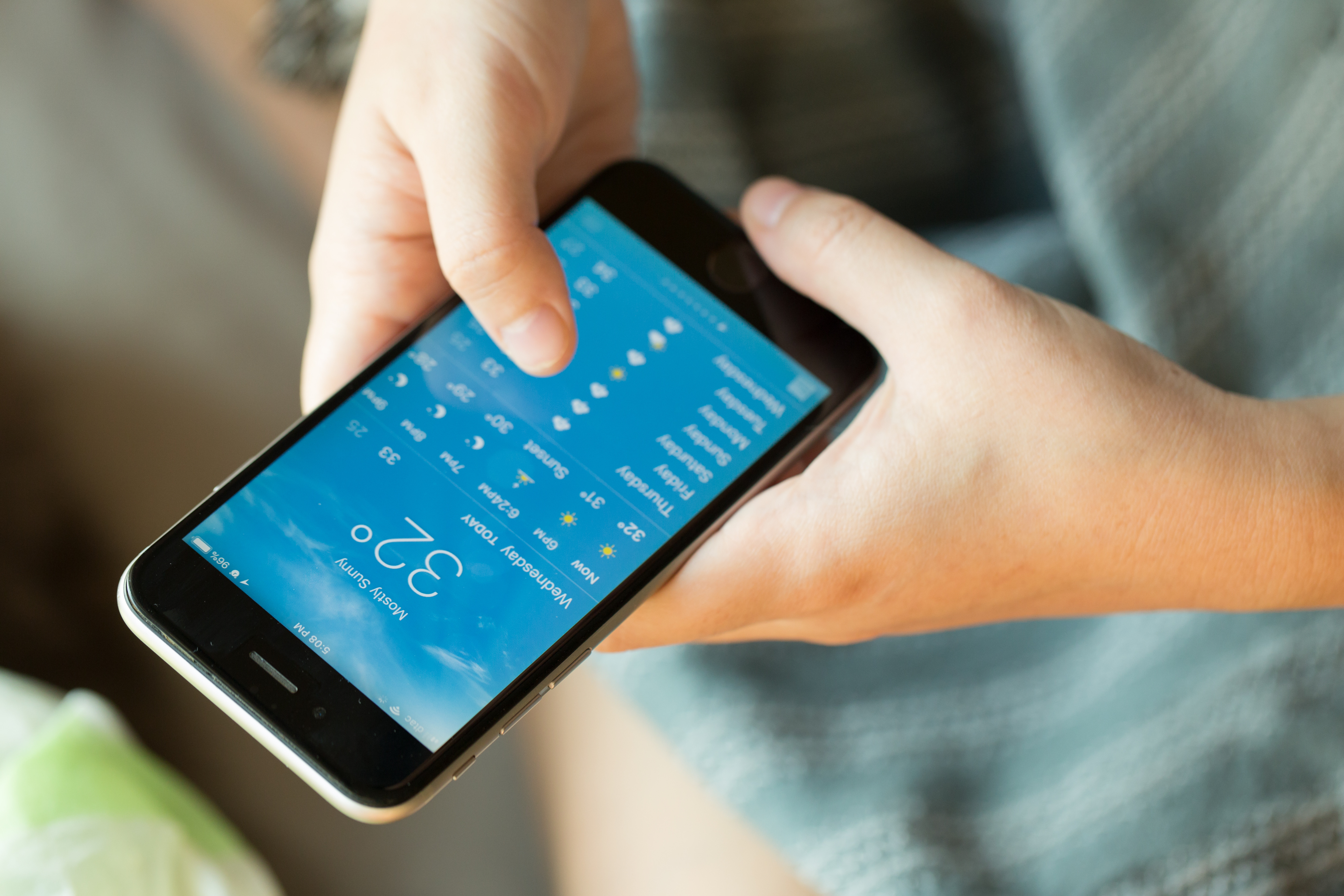 Bangkok,,Thailand,-,February,21,,2018:,Woman,Holds,Black,Apple's
