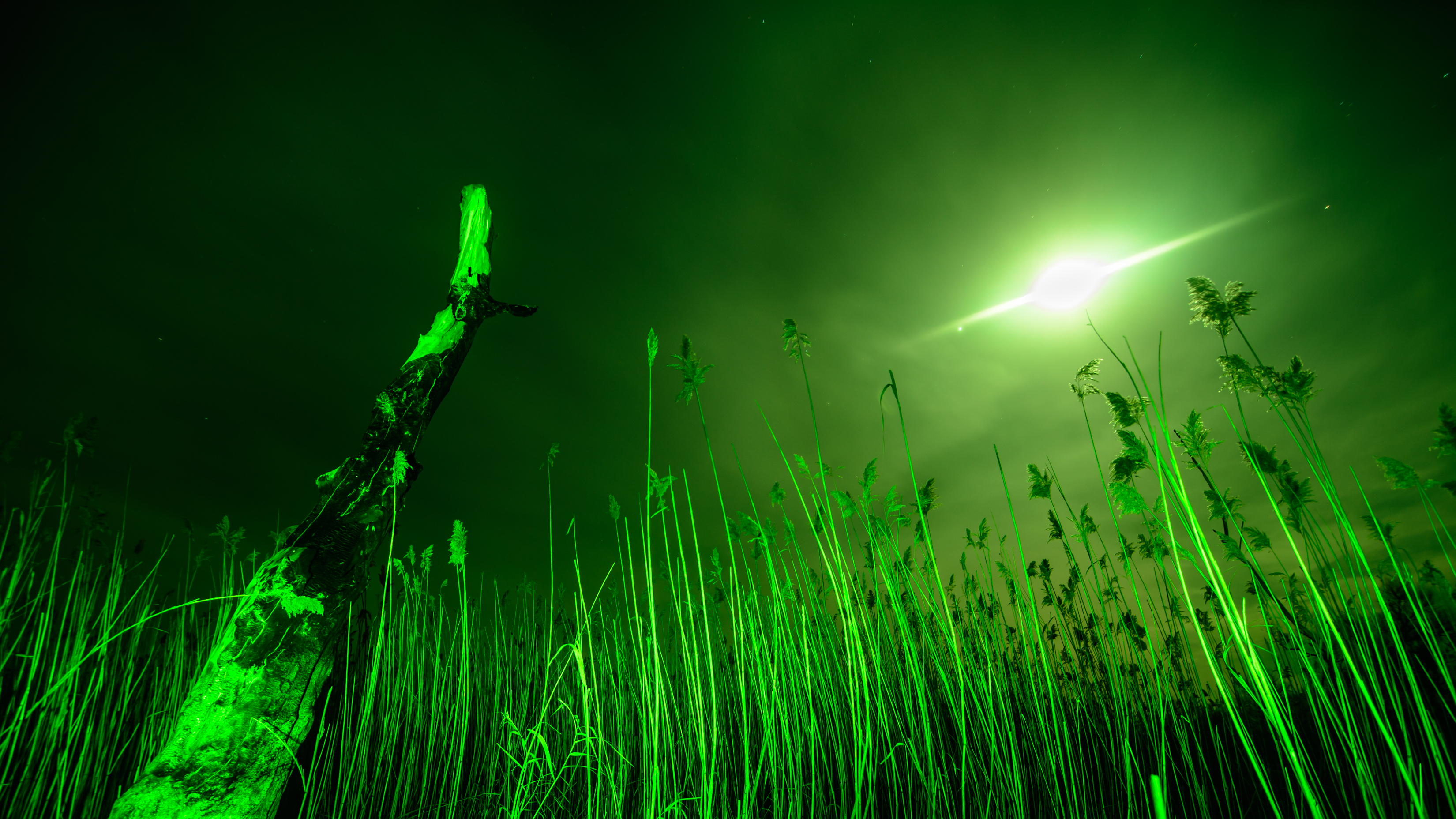 Ufo,Ray,Of,The,Unusual,Moon,-,Night,Full,Moon