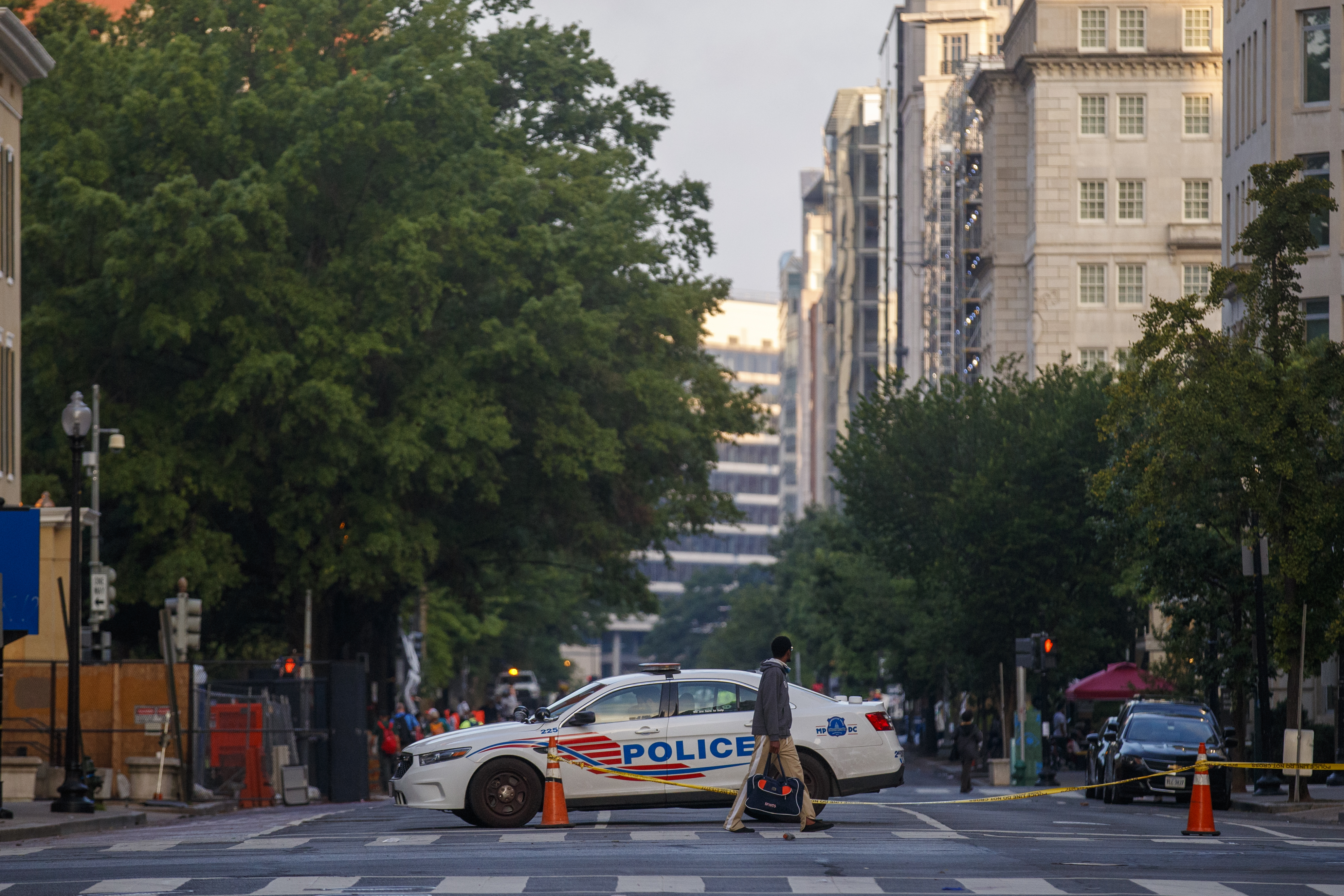 američka policija, Fence removal begins around the White House grounds