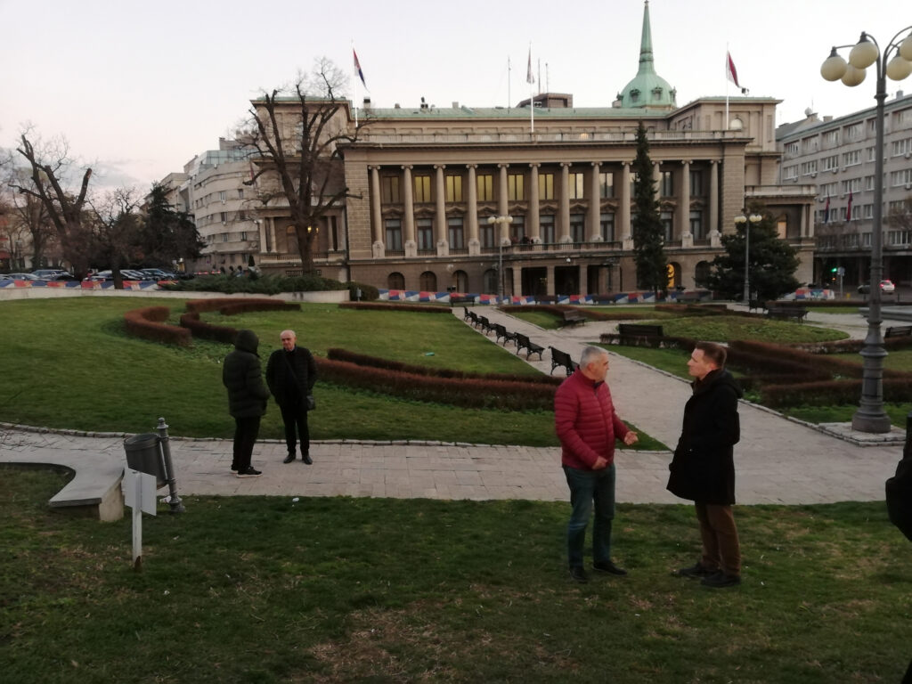 Protest roditelja decaka poginulih u kaficu Panda na Kosovu zgrada predsednistva novi dvor