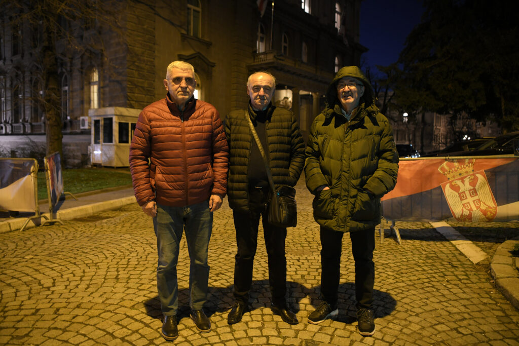 Protest roditelja decaka poginulih u kaficu Panda na Kosovu zgrada predsednistva novi dvor