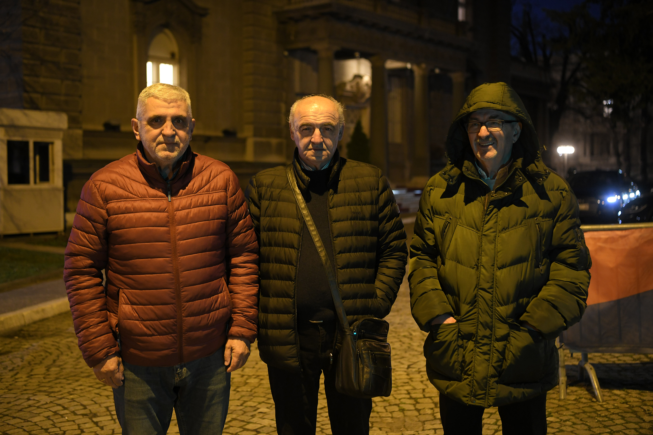 Protest roditelja decaka poginulih u kaficu Panda na Kosovu zgrada predsednistva novi dvor