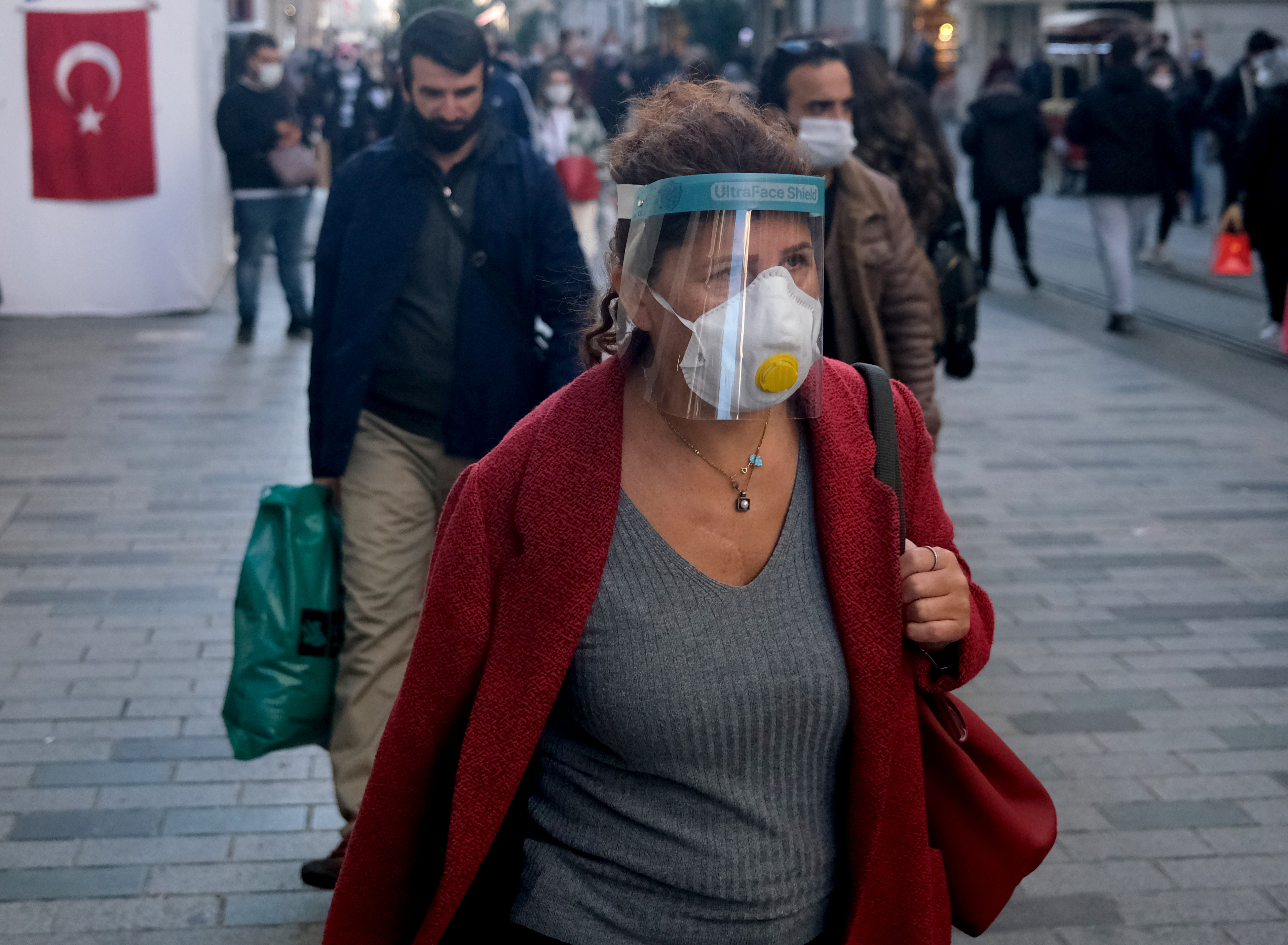 Daily life in Istanbul during coronavirus pandemic maske