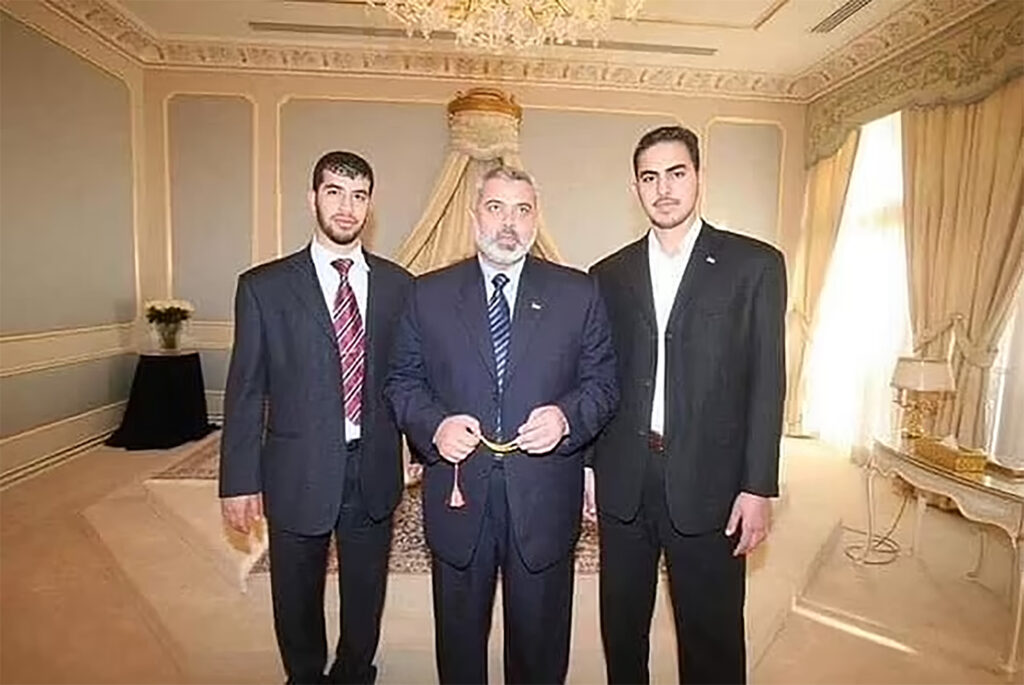 hamasovci luksuzan život  Hamas leader Ismail Haniyeh (centre) pictured in a luxury hotel with two of his sons