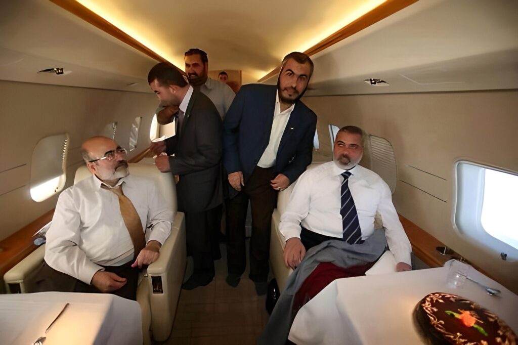 hamasovci luksuzan život  Hamas leader Ismail Haniyeh (far right) is seen on a private plane with other senior Hamas officials