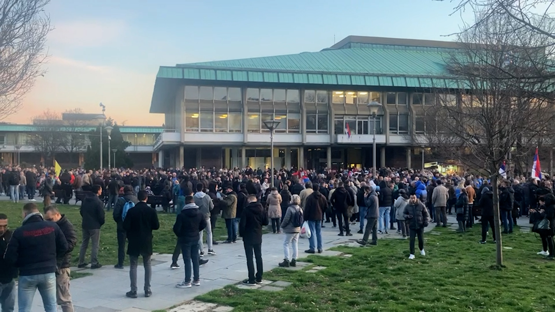 desnicari_ispred_hrama_am