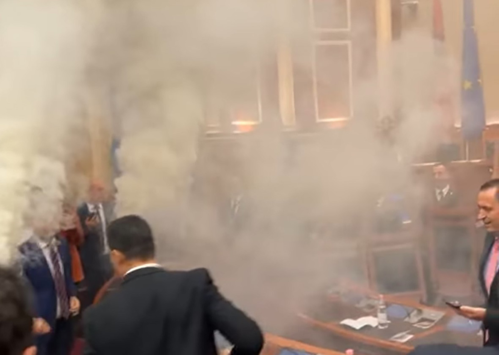 dimne bombe, parlament albanija