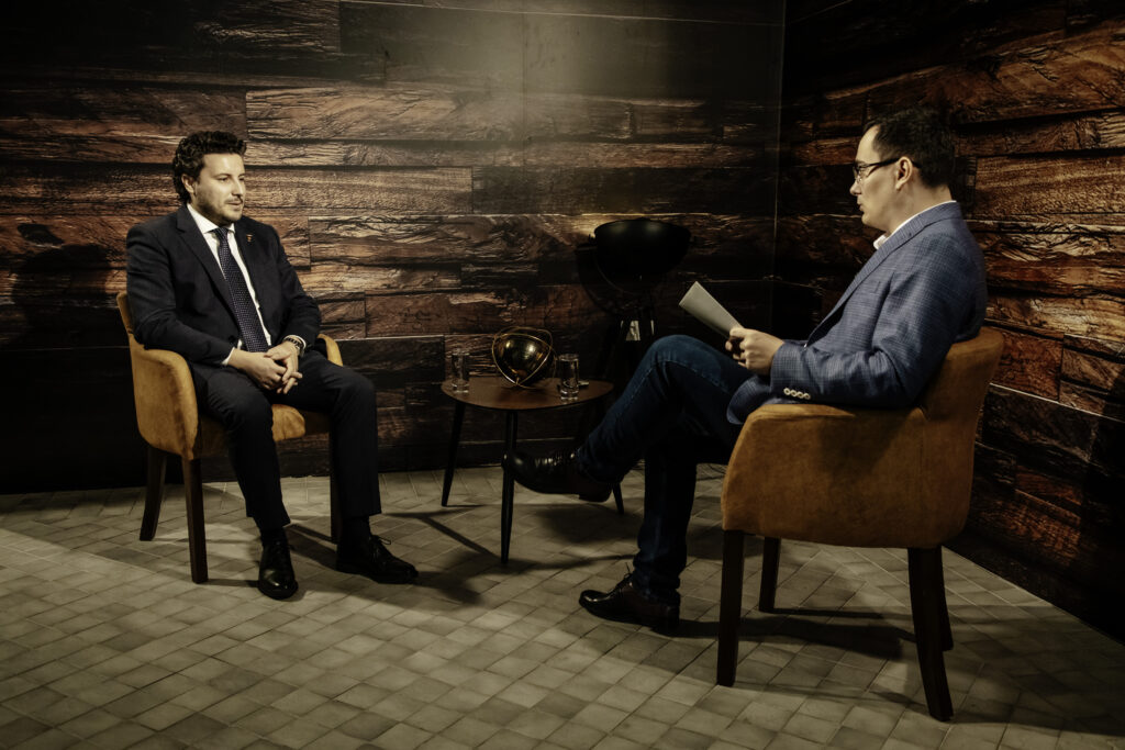 Molim vas, ubacite ove slike na naš sajt i potpišite ih slobodno kao naše vlasništvo. :)
Vojislav Milovančević, Intervju Dritan Abazović